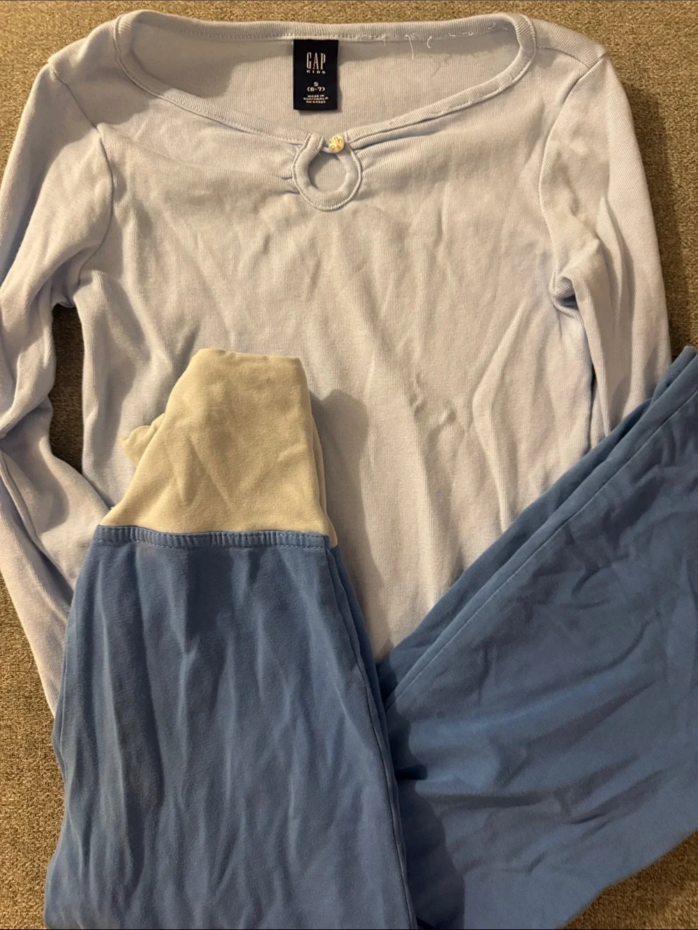 5/$15- Girl’s outfit size small